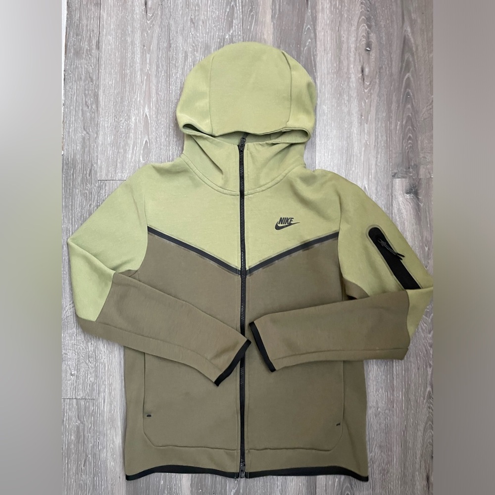 Nike tech fleece zip up
Like new lightly warn no flaws no rips 
Like new medium